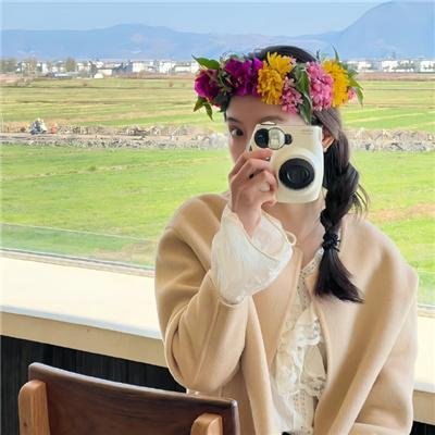照片中的女孩